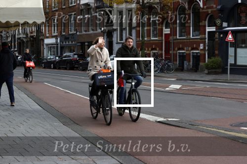 Amsterdam 5 december 2020
Prinses Marilene en Prins Maurits op de fiets in Amsterdam zuid. Maurits fijdt op een electrische v Moof