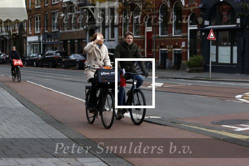 Amsterdam 5 december 2020
Prinses Marilene en Prins Maurits op de fiets in Amsterdam zuid. Maurits fijdt op een electrische v Moof