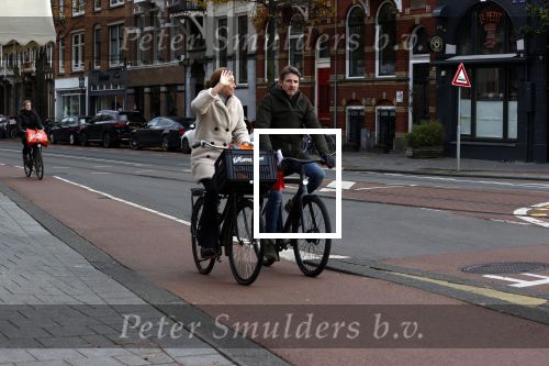 Amsterdam 5 december 2020
Prinses Marilene en Prins Maurits op de fiets in Amsterdam zuid. Maurits fijdt op een electrische v Moof