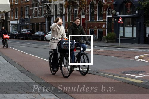 Amsterdam 5 december 2020
Prinses Marilene en Prins Maurits op de fiets in Amsterdam zuid. Maurits fijdt op een electrische v Moof