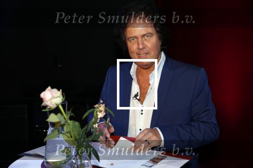 Holten 9 november 2020
Rene Le Blanc tekent een kontrakt bij Edwin en Coen v Hoevelaak. Hij kwam samen met zijn vriendin.