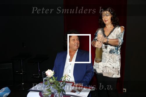 Holten 9 november 2020
Rene Le Blanc tekent een kontrakt bij Edwin en Coen v Hoevelaak. Hij kwam samen met zijn vriendin.