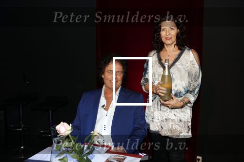 Holten 9 november 2020
Rene Le Blanc tekent een kontrakt bij Edwin en Coen v Hoevelaak. Hij kwam samen met zijn vriendin.