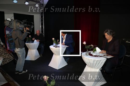 Holten 9 november 2020
Rene Le Blanc tekent een kontrakt bij Edwin en Coen v Hoevelaak. Hij kwam samen met zijn vriendin.