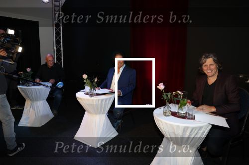 Holten 9 november 2020
Rene Le Blanc tekent een kontrakt bij Edwin en Coen v Hoevelaak. Hij kwam samen met zijn vriendin.