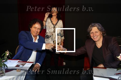 Holten 9 november 2020
Rene Le Blanc tekent een kontrakt bij Edwin en Coen v Hoevelaak. Hij kwam samen met zijn vriendin.