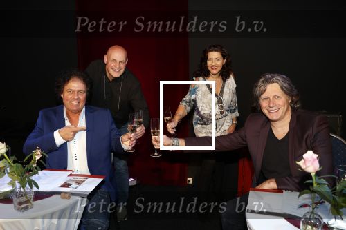Holten 9 november 2020
Rene Le Blanc tekent een kontrakt bij Edwin en Coen v Hoevelaak. Hij kwam samen met zijn vriendin.