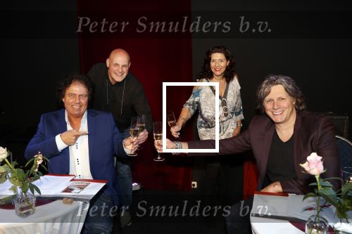 Holten 9 november 2020
Rene Le Blanc tekent een kontrakt bij Edwin en Coen v Hoevelaak. Hij kwam samen met zijn vriendin.