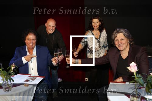 Holten 9 november 2020
Rene Le Blanc tekent een kontrakt bij Edwin en Coen v Hoevelaak. Hij kwam samen met zijn vriendin.