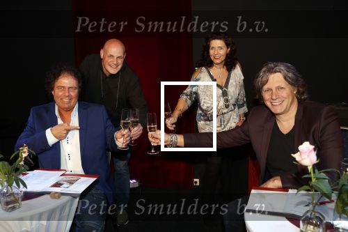 Holten 9 november 2020
Rene Le Blanc tekent een kontrakt bij Edwin en Coen v Hoevelaak. Hij kwam samen met zijn vriendin.
