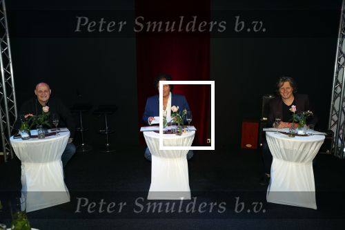 Holten 9 november 2020
Rene Le Blanc tekent een kontrakt bij Edwin en Coen v Hoevelaak. Hij kwam samen met zijn vriendin.