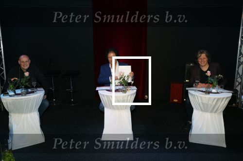 Holten 9 november 2020
Rene Le Blanc tekent een kontrakt bij Edwin en Coen v Hoevelaak. Hij kwam samen met zijn vriendin.