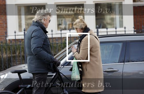 Amsterdam 25 november 2020
Robert Kranenborg op zijn electrische v Moof fiets in Amsterdam zuid . Hij komt toevallig zijn vrouw tegen