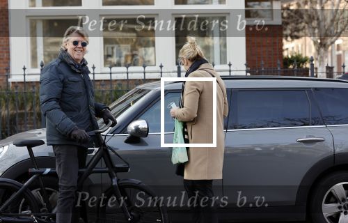 Amsterdam 25 november 2020
Robert Kranenborg op zijn electrische v Moof fiets in Amsterdam zuid . Hij komt toevallig zijn vrouw tegen