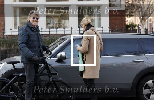 Amsterdam 25 november 2020
Robert Kranenborg op zijn electrische v Moof fiets in Amsterdam zuid . Hij komt toevallig zijn vrouw tegen