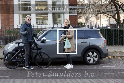 Amsterdam 25 november 2020
Robert Kranenborg op zijn electrische v Moof fiets in Amsterdam zuid . Hij komt toevallig zijn vrouw tegen