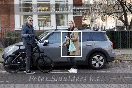 Amsterdam 25 november 2020
Robert Kranenborg op zijn electrische v Moof fiets in Amsterdam zuid . Hij komt toevallig zijn vrouw tegen