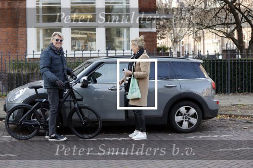 Amsterdam 25 november 2020
Robert Kranenborg op zijn electrische v Moof fiets in Amsterdam zuid . Hij komt toevallig zijn vrouw tegen