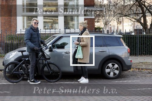 Amsterdam 25 november 2020
Robert Kranenborg op zijn electrische v Moof fiets in Amsterdam zuid . Hij komt toevallig zijn vrouw tegen