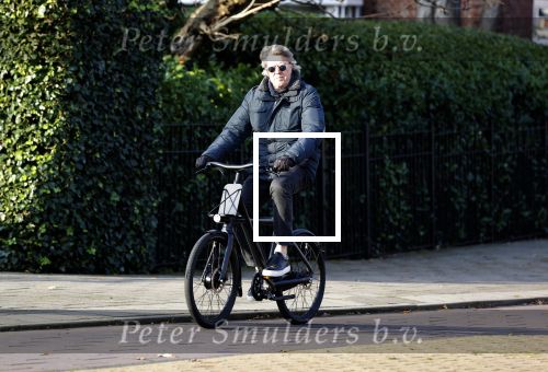 Amsterdam 25 november 2020
Robert Kranenborg op zijn electrische v Moof fiets in Amsterdam zuid . Hij komt toevallig zijn vrouw tegen