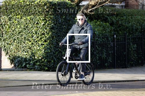 Amsterdam 25 november 2020
Robert Kranenborg op zijn electrische v Moof fiets in Amsterdam zuid . Hij komt toevallig zijn vrouw tegen