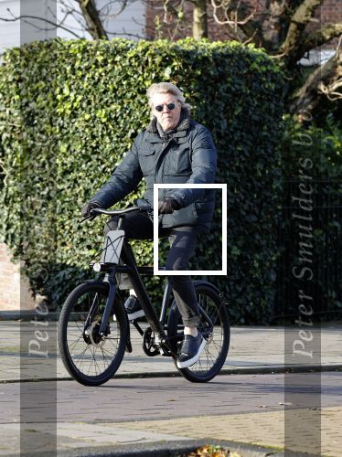 Amsterdam 25 november 2020
Robert Kranenborg op zijn electrische v Moof fiets in Amsterdam zuid . Hij komt toevallig zijn vrouw tegen