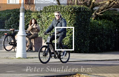 Amsterdam 25 november 2020
Robert Kranenborg op zijn electrische v Moof fiets in Amsterdam zuid . Hij komt toevallig zijn vrouw tegen