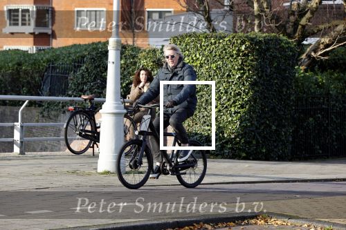 Amsterdam 25 november 2020
Robert Kranenborg op zijn electrische v Moof fiets in Amsterdam zuid . Hij komt toevallig zijn vrouw tegen