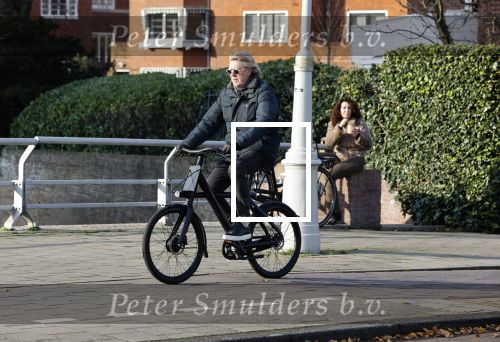 Amsterdam 25 november 2020
Robert Kranenborg op zijn electrische v Moof fiets in Amsterdam zuid . Hij komt toevallig zijn vrouw tegen