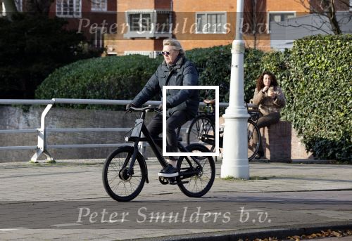 Amsterdam 25 november 2020
Robert Kranenborg op zijn electrische v Moof fiets in Amsterdam zuid . Hij komt toevallig zijn vrouw tegen