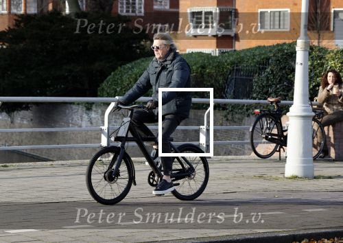 Amsterdam 25 november 2020
Robert Kranenborg op zijn electrische v Moof fiets in Amsterdam zuid . Hij komt toevallig zijn vrouw tegen