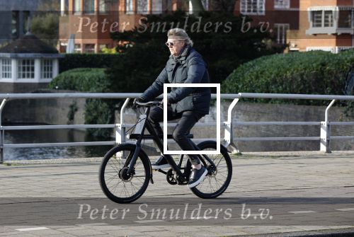 Amsterdam 25 november 2020
Robert Kranenborg op zijn electrische v Moof fiets in Amsterdam zuid . Hij komt toevallig zijn vrouw tegen