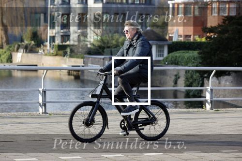 Amsterdam 25 november 2020
Robert Kranenborg op zijn electrische v Moof fiets in Amsterdam zuid . Hij komt toevallig zijn vrouw tegen