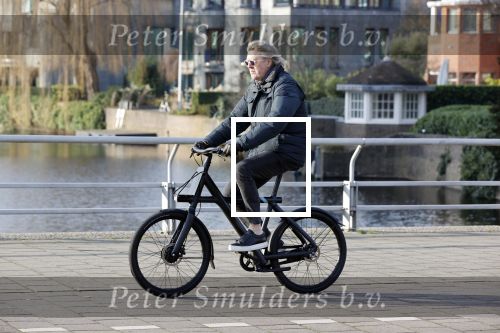 Amsterdam 25 november 2020
Robert Kranenborg op zijn electrische v Moof fiets in Amsterdam zuid . Hij komt toevallig zijn vrouw tegen