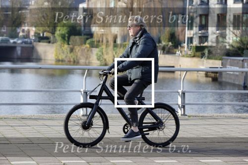 Amsterdam 25 november 2020
Robert Kranenborg op zijn electrische v Moof fiets in Amsterdam zuid . Hij komt toevallig zijn vrouw tegen