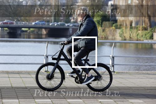 Amsterdam 25 november 2020
Robert Kranenborg op zijn electrische v Moof fiets in Amsterdam zuid . Hij komt toevallig zijn vrouw tegen