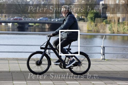 Amsterdam 25 november 2020
Robert Kranenborg op zijn electrische v Moof fiets in Amsterdam zuid . Hij komt toevallig zijn vrouw tegen