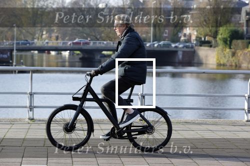 Amsterdam 25 november 2020
Robert Kranenborg op zijn electrische v Moof fiets in Amsterdam zuid . Hij komt toevallig zijn vrouw tegen