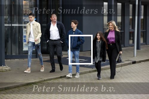 Vinkeveen 12 december 2020
Robert leroy vertrekt bij the Harbour Club in Vinkeveen met zijn vriendin Jaimie de Boer en zijn kinderen.