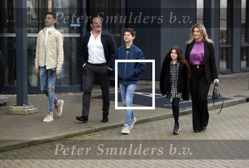 Vinkeveen 12 december 2020
Robert leroy vertrekt bij the Harbour Club in Vinkeveen met zijn vriendin Jaimie de Boer en zijn kinderen.