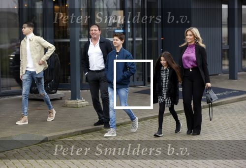 Vinkeveen 12 december 2020
Robert leroy vertrekt bij the Harbour Club in Vinkeveen met zijn vriendin Jaimie de Boer en zijn kinderen.