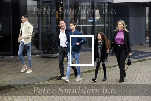Vinkeveen 12 december 2020
Robert leroy vertrekt bij the Harbour Club in Vinkeveen met zijn vriendin Jaimie de Boer en zijn kinderen.