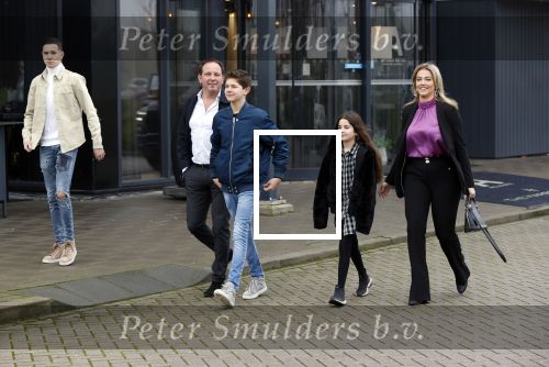 Vinkeveen 12 december 2020
Robert leroy vertrekt bij the Harbour Club in Vinkeveen met zijn vriendin Jaimie de Boer en zijn kinderen.