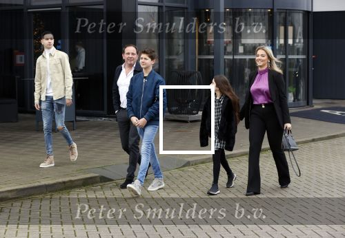 Vinkeveen 12 december 2020
Robert leroy vertrekt bij the Harbour Club in Vinkeveen met zijn vriendin Jaimie de Boer en zijn kinderen.