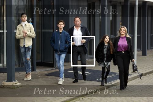 Vinkeveen 12 december 2020
Robert leroy vertrekt bij the Harbour Club in Vinkeveen met zijn vriendin Jaimie de Boer en zijn kinderen.