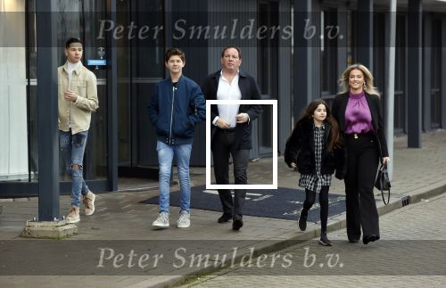 Vinkeveen 12 december 2020
Robert leroy vertrekt bij the Harbour Club in Vinkeveen met zijn vriendin Jaimie de Boer en zijn kinderen.