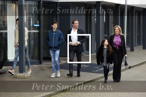 Vinkeveen 12 december 2020
Robert leroy vertrekt bij the Harbour Club in Vinkeveen met zijn vriendin Jaimie de Boer en zijn kinderen.