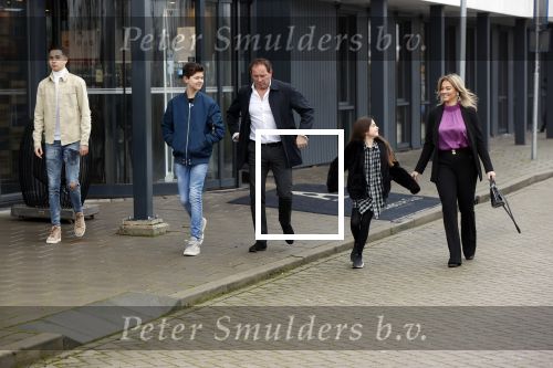 Vinkeveen 12 december 2020
Robert leroy vertrekt bij the Harbour Club in Vinkeveen met zijn vriendin Jaimie de Boer en zijn kinderen.