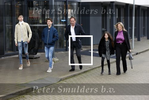 Vinkeveen 12 december 2020
Robert leroy vertrekt bij the Harbour Club in Vinkeveen met zijn vriendin Jaimie de Boer en zijn kinderen.