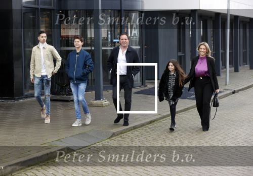 Vinkeveen 12 december 2020
Robert leroy vertrekt bij the Harbour Club in Vinkeveen met zijn vriendin Jaimie de Boer en zijn kinderen.